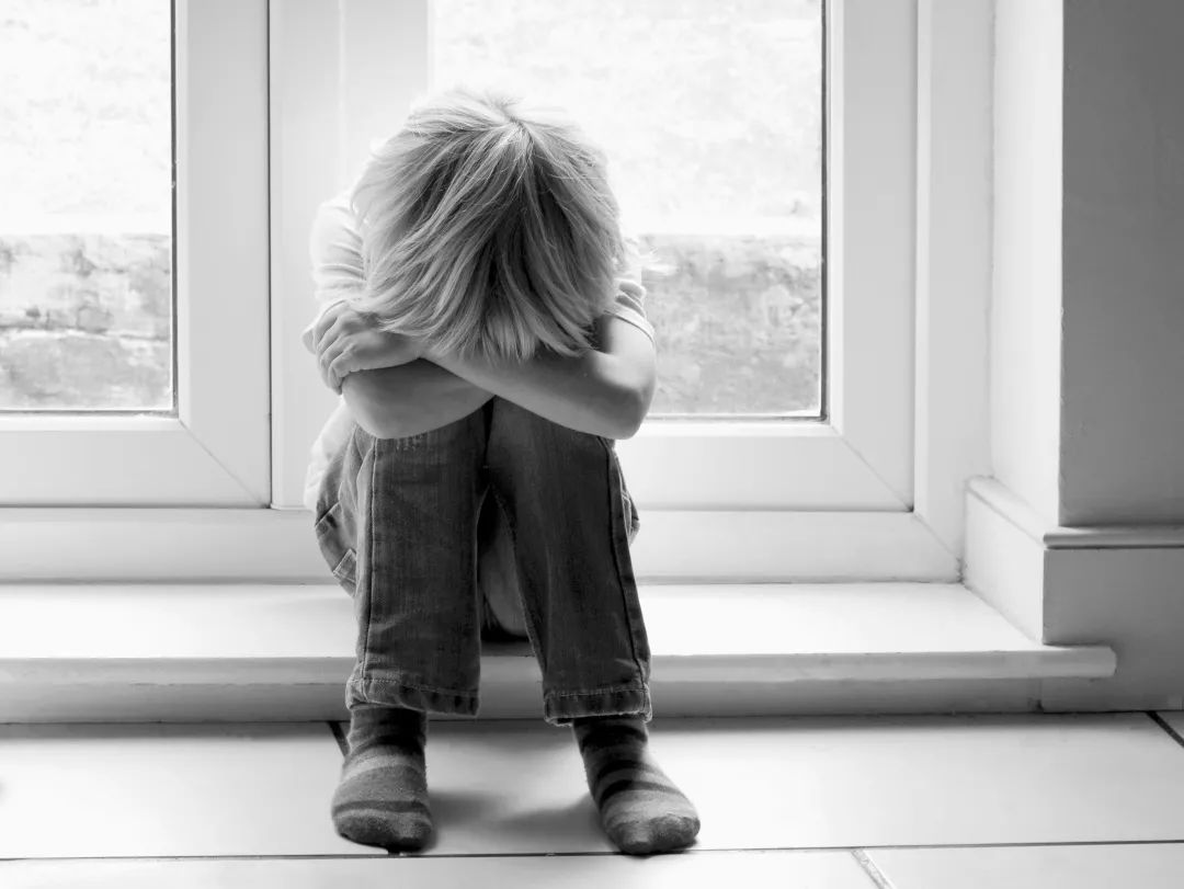 圍觀9歲男孩被殺、一定要教會(huì)孩子這3種求助方式