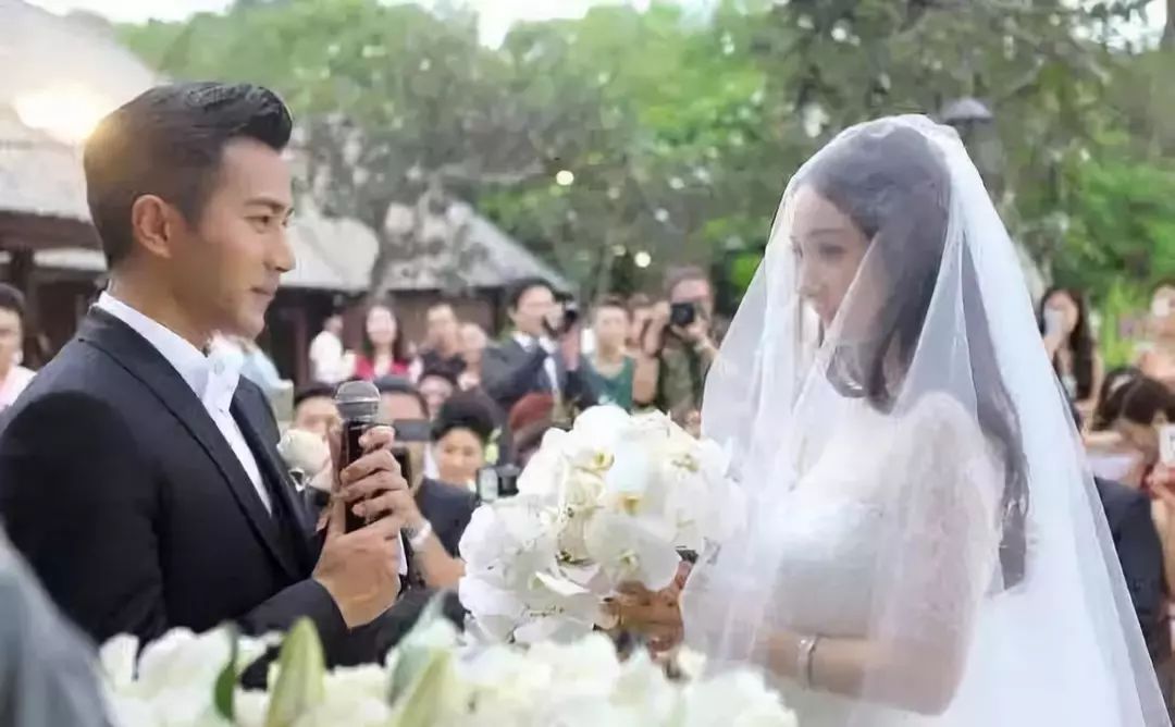楊冪新戀情曝光被群嘲：離過(guò)婚的女人，不配擁有愛(ài)情？