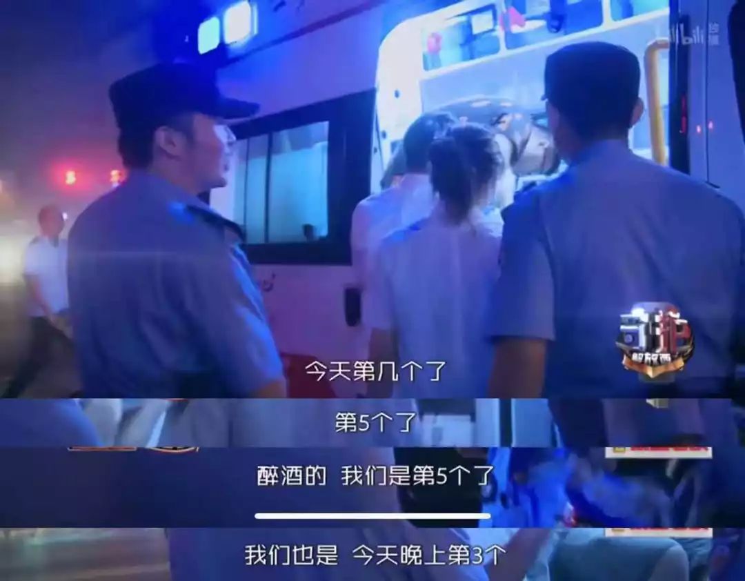 凌晨一點(diǎn)撬鎖開門，大媽搶劫分手老伴：解放西沒有愛情，只有溫情