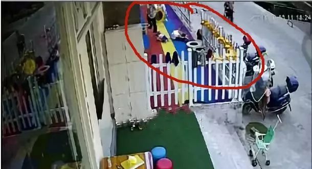 男子跳樓砸死2名女生，家屬披露一個細節(jié)令人痛心
