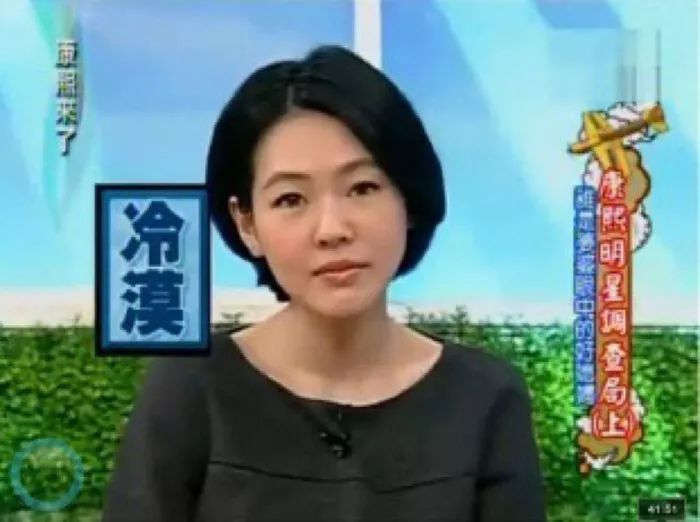 中年少女的友情是，咬耳朵說第三個(gè)人的壞話