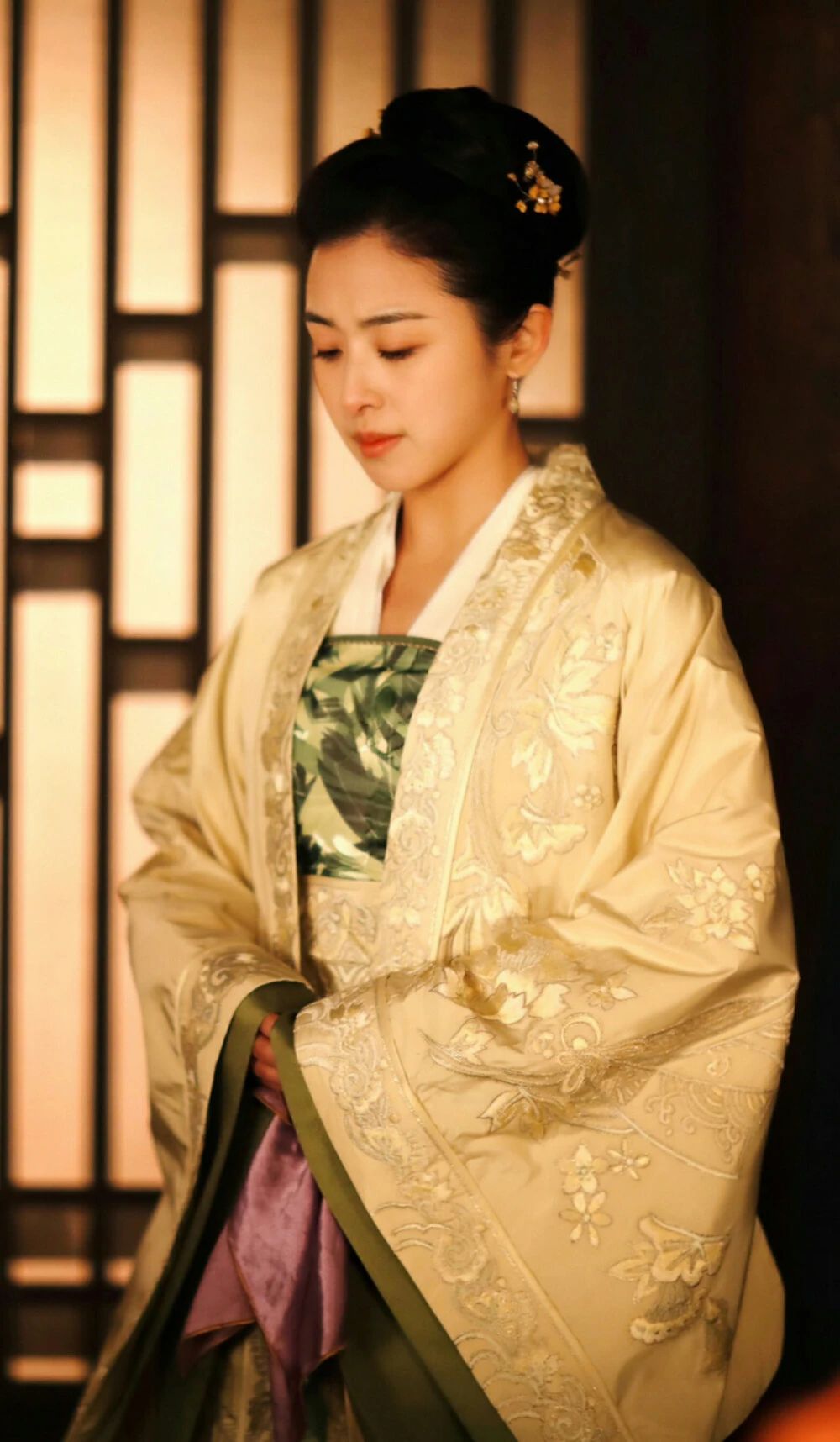 少年成名，卻深陷丑聞，被困于“乖乖女”的張含韻，如何乘風破浪？
