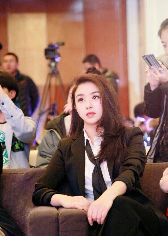 少年成名，卻深陷丑聞，被困于“乖乖女”的張含韻，如何乘風破浪？