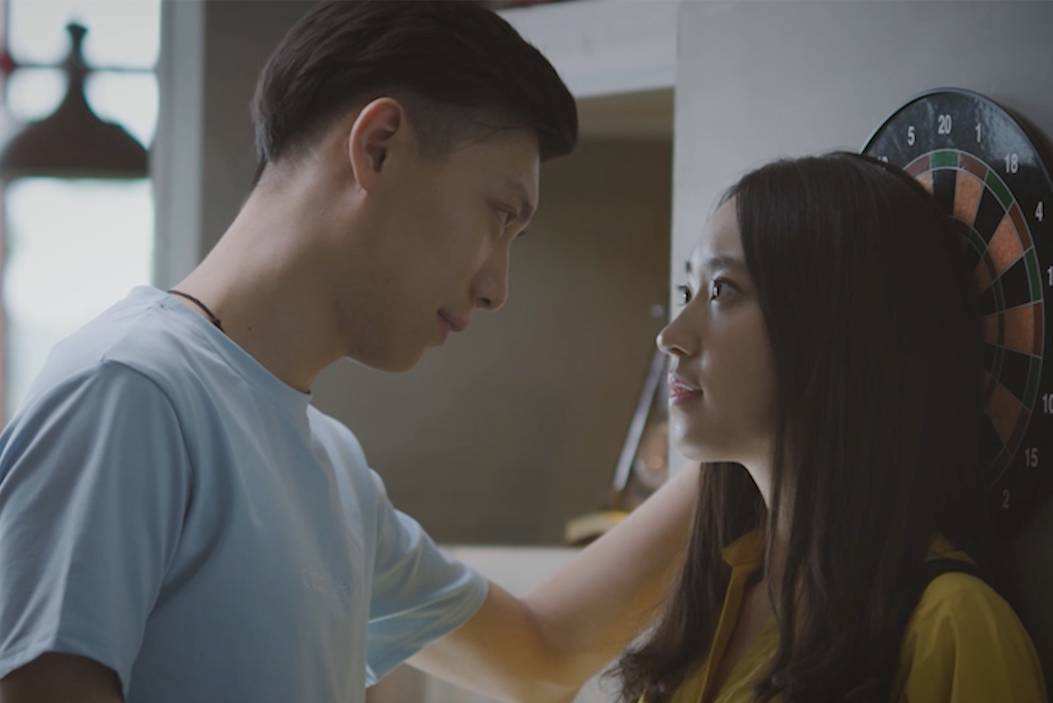 除了摟摟抱抱，男人這些不老實(shí)的小動(dòng)作，更讓女人上癮