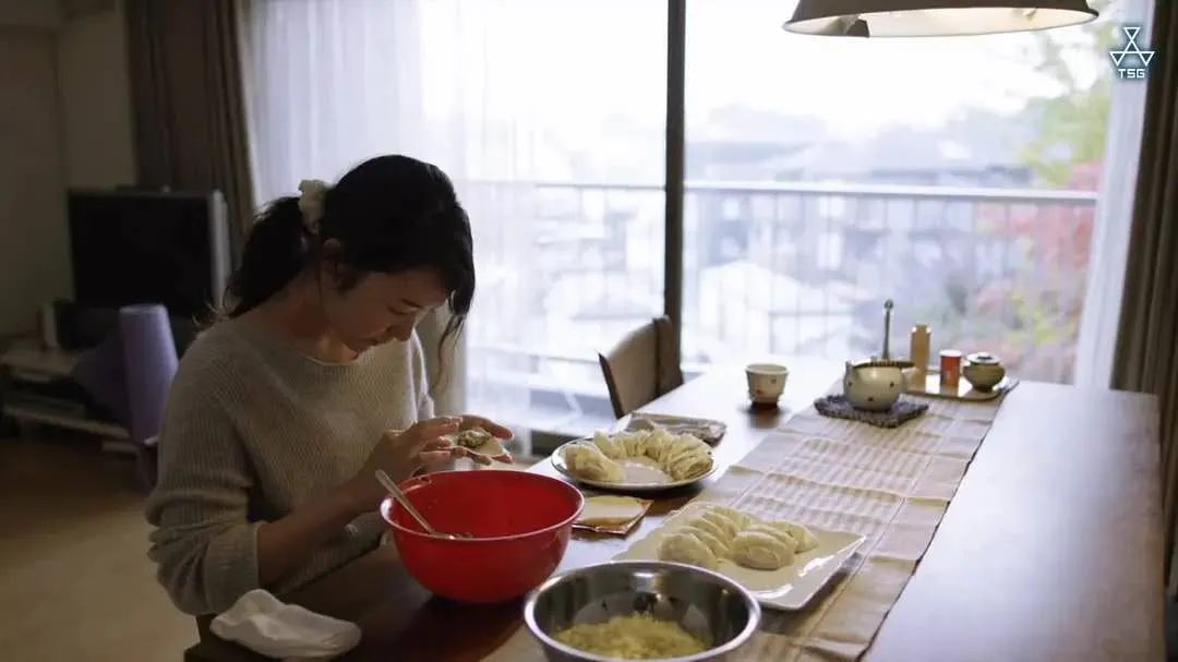 丈夫出軌，小三住進(jìn)家里：婚姻三人行，是藥還是毒？