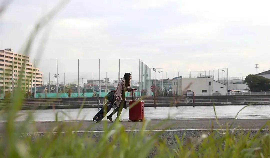 丈夫出軌，小三住進(jìn)家里：婚姻三人行，是藥還是毒？
