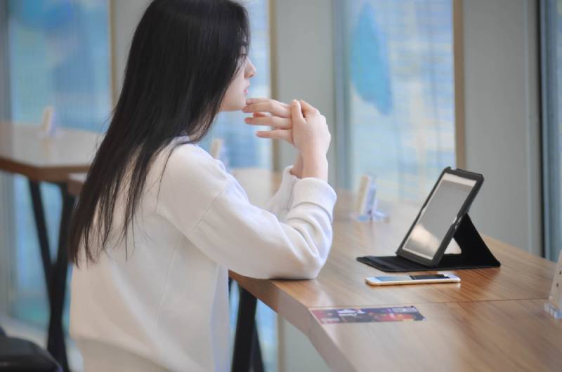 他回我消息那么慢，是不是不愛(ài)我了？