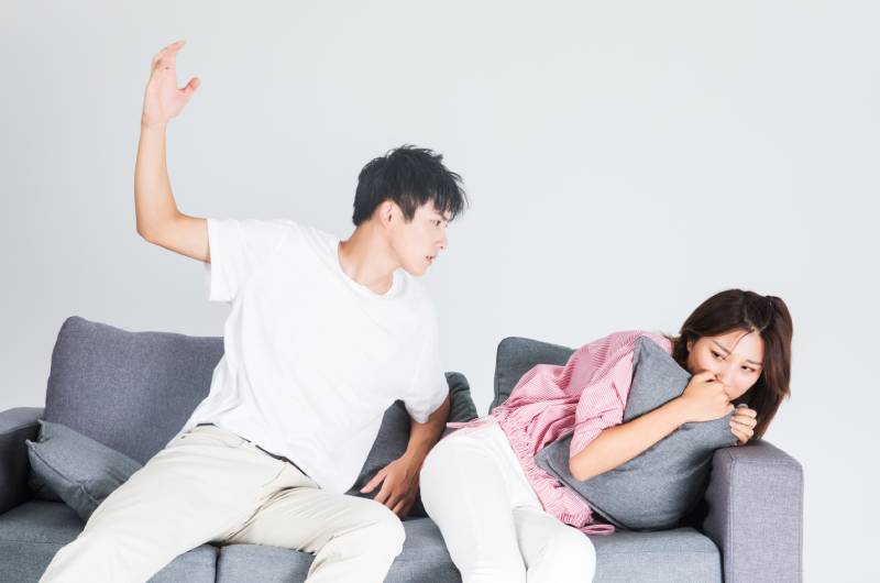 女性在面對(duì)家暴時(shí)應(yīng)該怎樣保護(hù)自己？