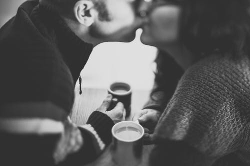 男生看女生哭心理反應(yīng)-男人對你有心疼的感覺