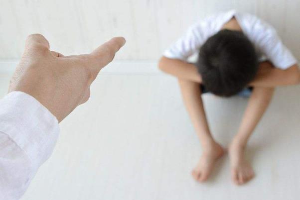 對于孩子可以不愛但別傷害