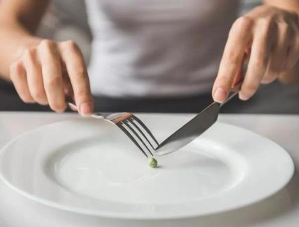 盲目過(guò)度減肥，小心患上厭食癥或精神疾病。