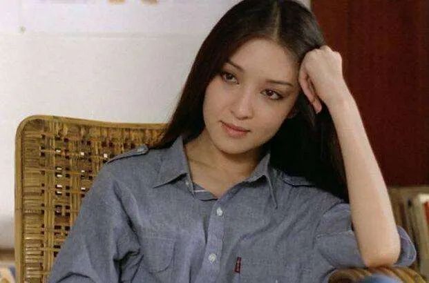 埋葬愛(ài)情的婚姻大多沒(méi)有愛(ài)情，只有荷爾蒙的腥臊氣