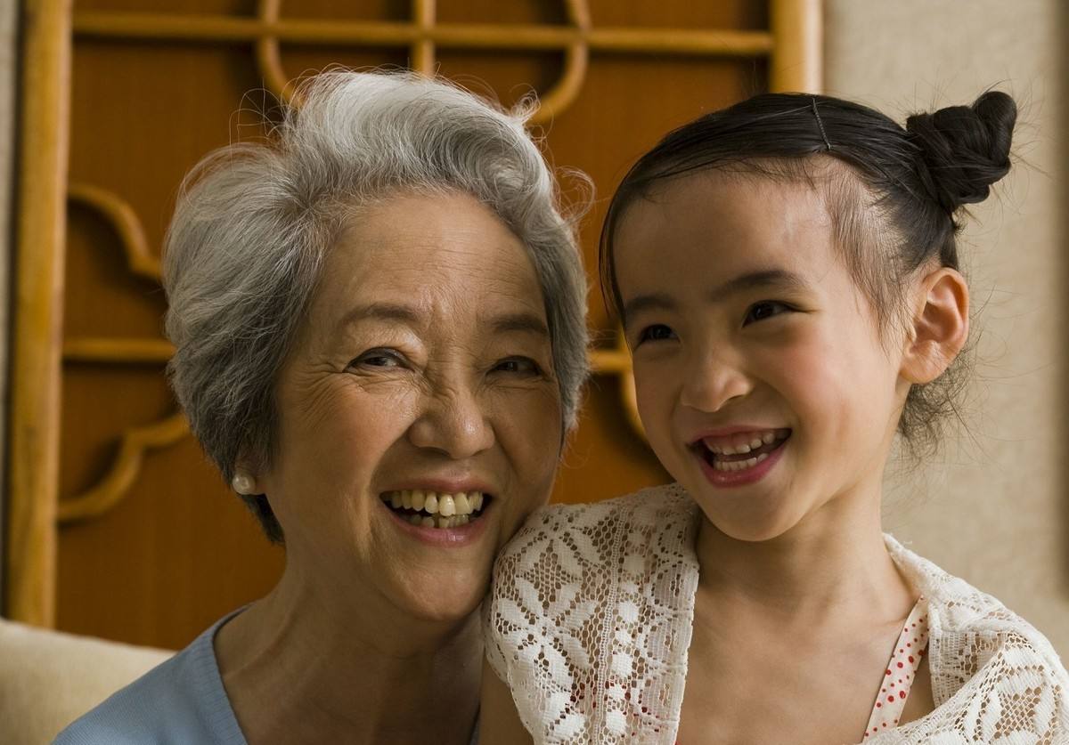 奶奶帶的孩子和爸爸媽媽不親該怎么辦？