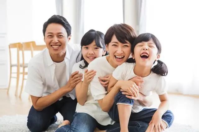 育兒心理：家長(zhǎng)該不該教哥哥姐姐讓著弟弟妹妹