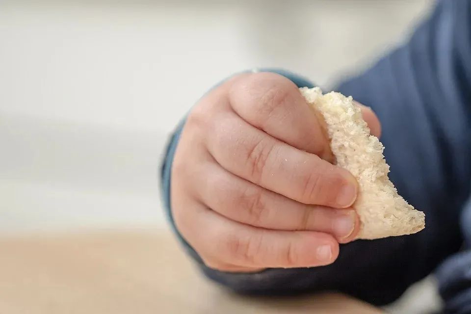 孩子吃手是什么心理原因？