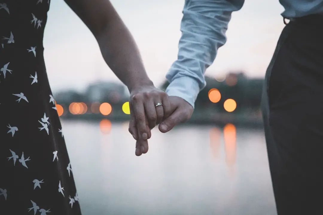 穩(wěn)定的婚姻關(guān)系中離不開(kāi)“共情”和利他精神