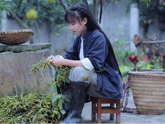 李子柒被虐待，被父母拋棄，她卻想溫暖更多人