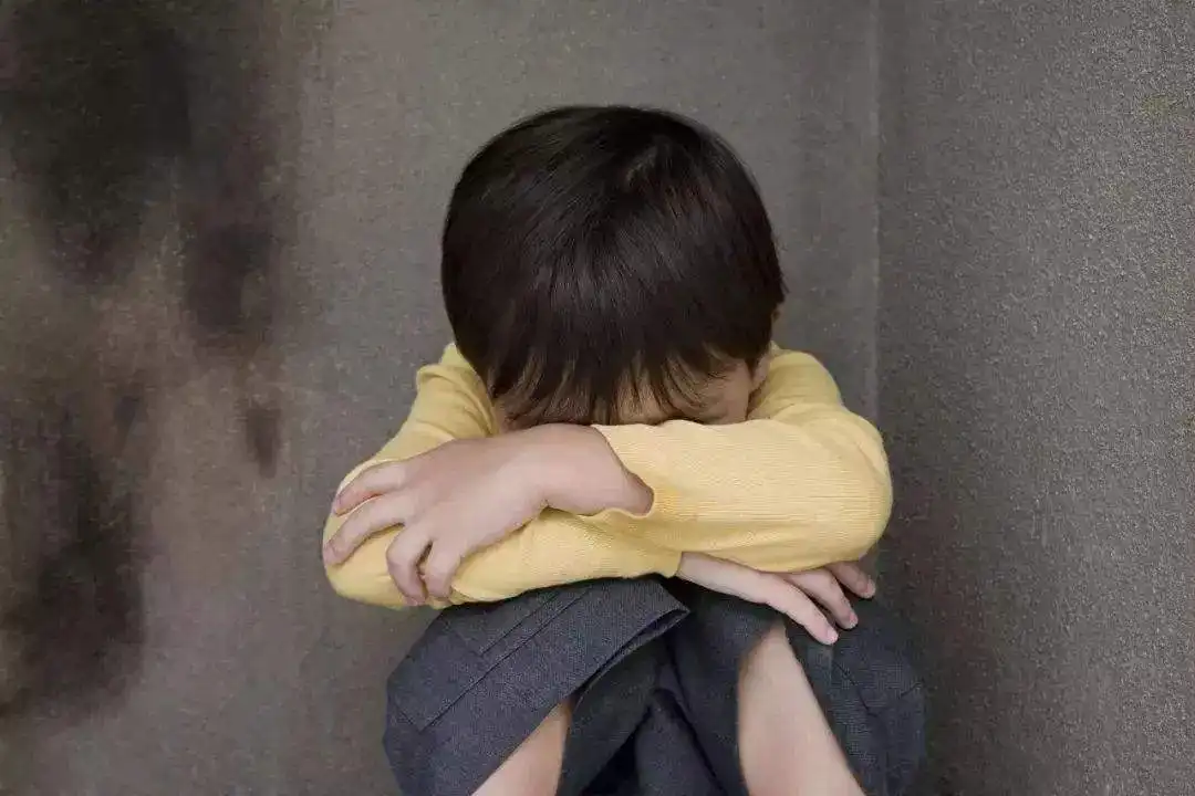 孩子非常害怕自己的爸爸、會(huì)讓孩子變成雙面人