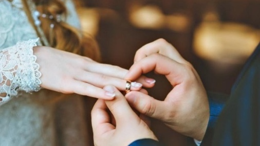 結(jié)婚是要選擇愛自己的還是自己愛的