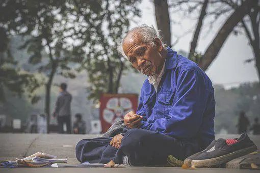 當(dāng)科幻想象照進(jìn)家庭倫理、書(shū)籍推薦《贍養(yǎng)上帝》