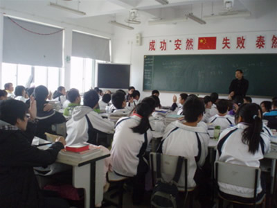 了解初中生的心理特點(diǎn)和發(fā)展規(guī)律，才能有效的幫助孩子在心理上健康成長(zhǎng)